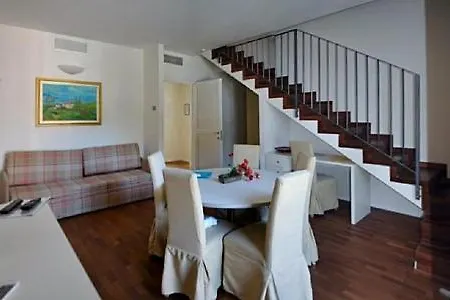 Apartment Sleeps 6 Pool Wifi