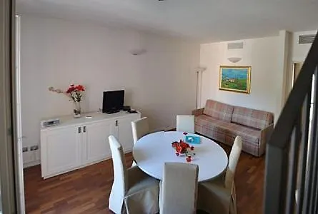 Sleeps 6 Pool Wifi Meina